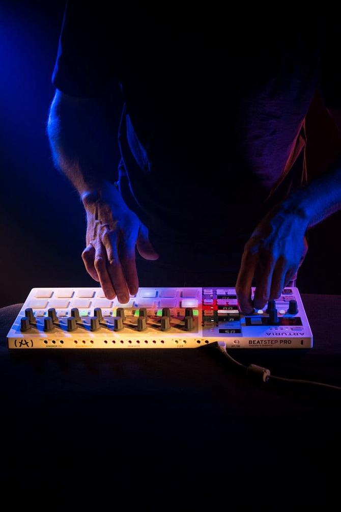 Arturia BeatStep Pro USB MIDI контроллер8